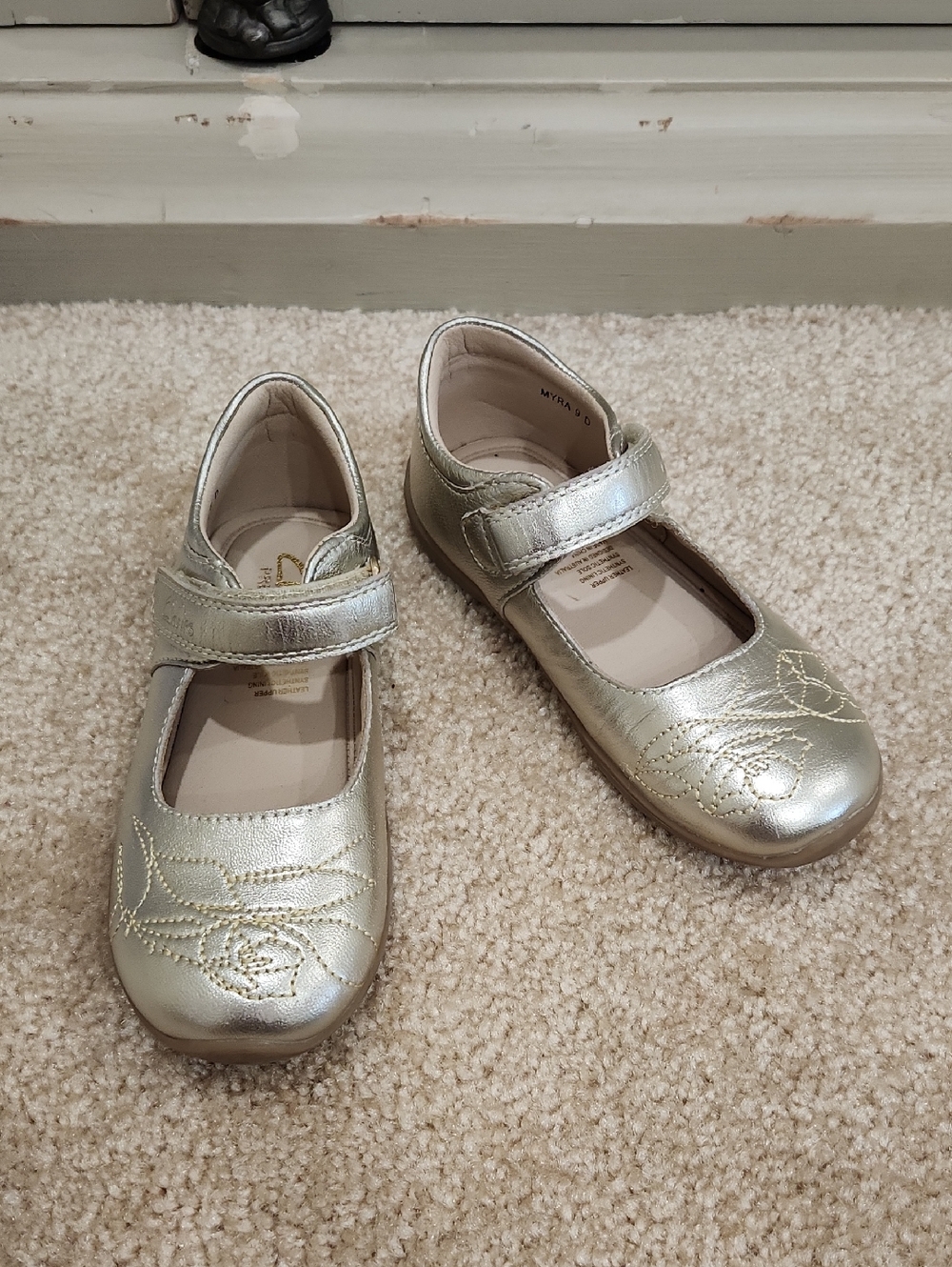 Clarks Girls Metallic Gold Mary Jane Shoes with Floral Stitching Size 9